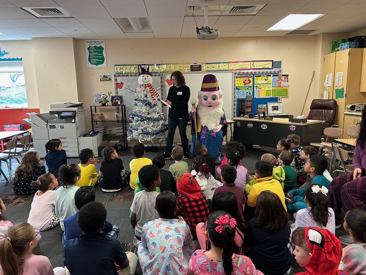 UGI_Utilities's tweet photo. Today is Read Across America Day! At UGI, we are committed to early childhood literacy through our partnership with Reading Is Fundamental (RIF) book distributions. This #ReadAcrossAmerica Day, we encourage you to grab a good book and show kids the importance of reading! https://t.co/toqIXEqqpT