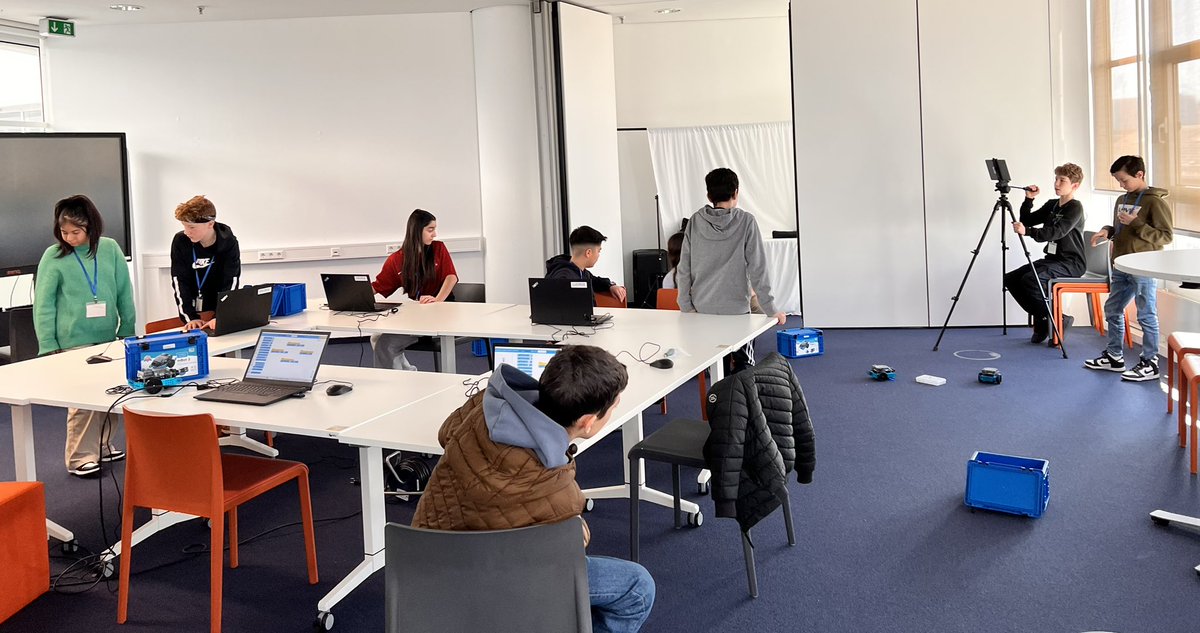 Die Realschule Feudenheim heute zu Gast im SMZ. Die Schülerinnen und Schüler erhalten Einblicke in den 3D-Druck, ins Lasercutting und Robotik. Alle Kids sind sehr motiviert bei der Sache 👏