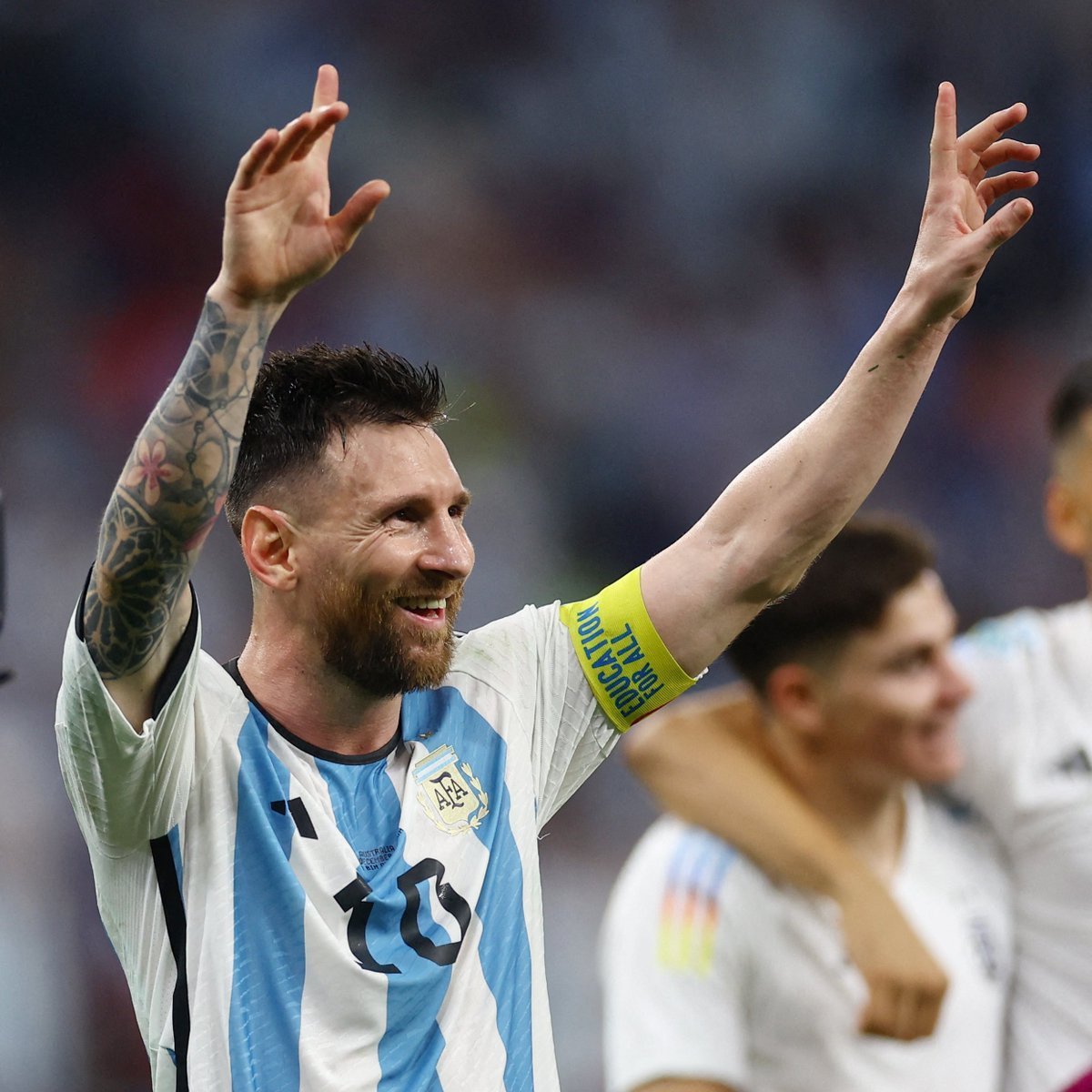 Alexis Mac Allister: "Hırvatistan maçında Messi'nin Alvarez'e yaptığı asiste inanamadım. Alvarez'i bir kenara bırakıp Messi'ye sarılmaya gittim ve ona 'Sen bir or*spu çocuğusun' dedim. Sahip olduğu çeviklik inanılmaz."