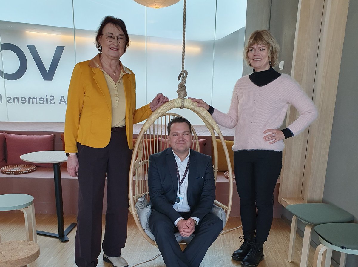 Varianin aamiaistilaisuudessa saimme tuhdin tietopaketin syöpähoitoteknologiasta.

<a href="/toimela/">Kari Toimela</a> istahti keinuun, vas. <a href="/MirjaKarlsson/">Mirja Karlsson</a> ja oik. <a href="/TuijaMetsa/">Tuija Metsäaho</a> 

Kiitos antoisasta vierailusta!