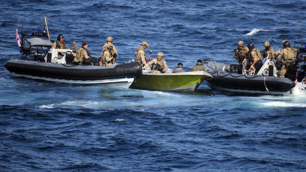 BZ. That's some serious firepower which will never reach its destination. 👏 @HMSLANCASTER, @815NAS and @42_commando pounced on a skiff in the Gulf of Oman after a high-speed chase, seizing an illegal haul of anti-tank weapons/ballistic missile parts. ow.ly/k2ZH50N6Qih