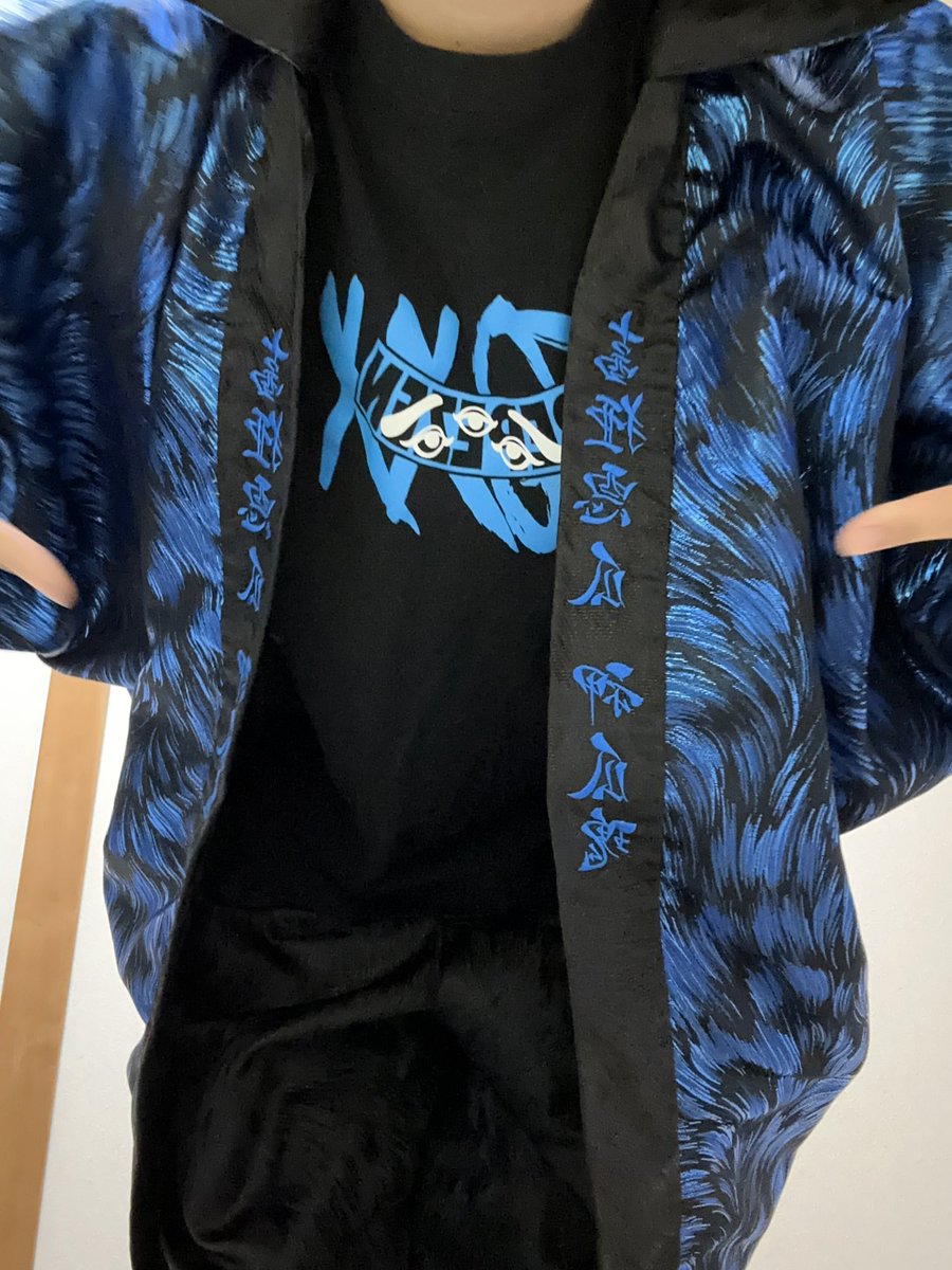 kirashacho's tweet photo. 出来た😭😭😭💙💙💙💙
世界一大好きで最大級のリスペクトがあるDJ社長の衣装の完成です😭💙💙
布1枚からの手作りです！！😭💙

当日は青髪にこれで代々木行くので最大級のファンサください😭💙💙💙

@DJShacho_Foxx @DJ_Shacho_jp 
@RepezenFoxx https://t.co/6o25rG9aAk