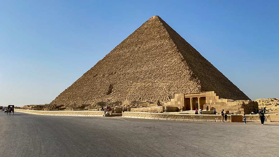 MattSibson's tweet image. Breaking: Luxor Times reports that #ScanPyramids announced in an international press conference this morning that the discovery of a previously unknown corridor and 9-metre tunnel inside the Great Pyramid.
Hawass believes this can be the discovery of the century. #GreatPyramid