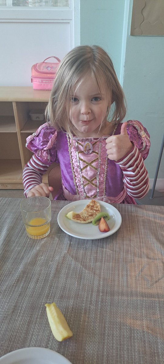 BathgateNs's tweet photo. We made fresh orange 🍊 juice this morning for our healthy snack. Child at the Centre &amp; Responsible planning. https://t.co/wvBFJpJTCu