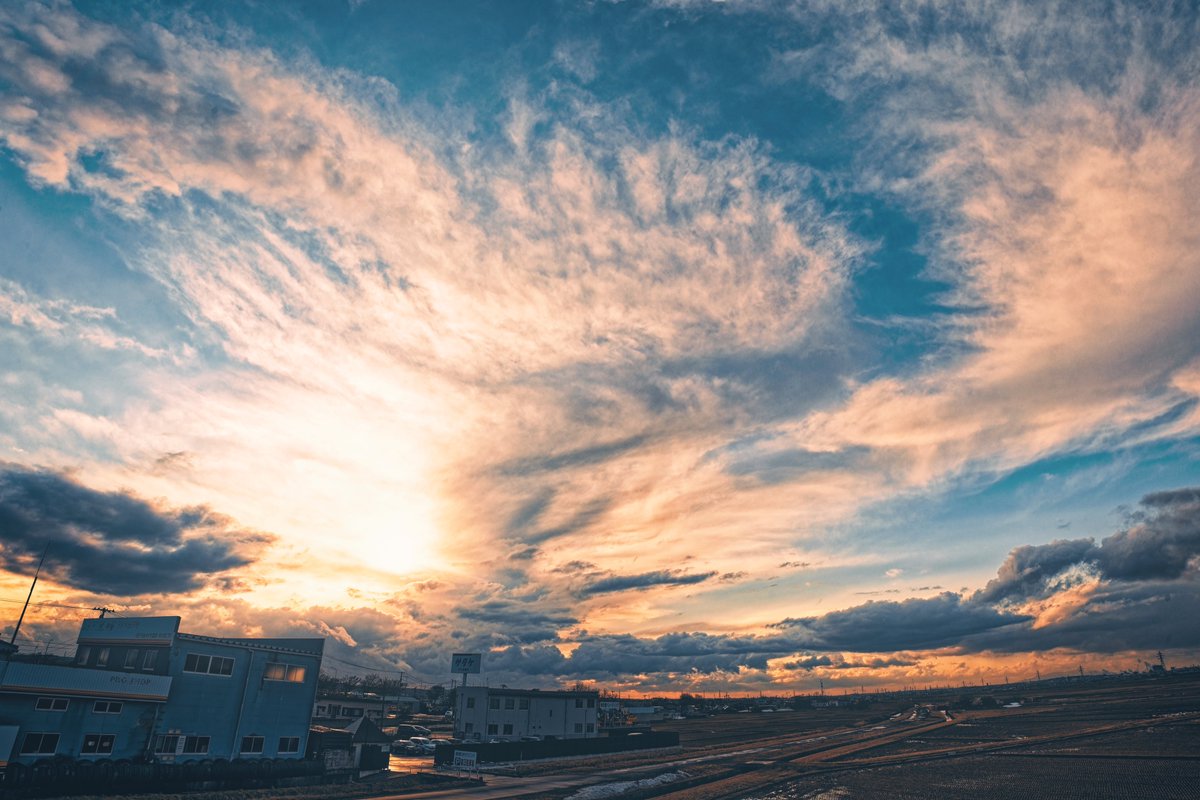 夕暮れ空(*´꒳`*)雲がなんとも素敵な造形美を空のキャンパスに表現していたにゃあ♪