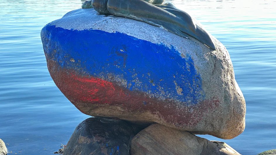JayinKyiv's tweet photo. Some Russian barbarians painted their shitty flag on the mermaid in Copenhagen.

Why do we still allow them into civilized countries? https://t.co/wtudDdeDAL