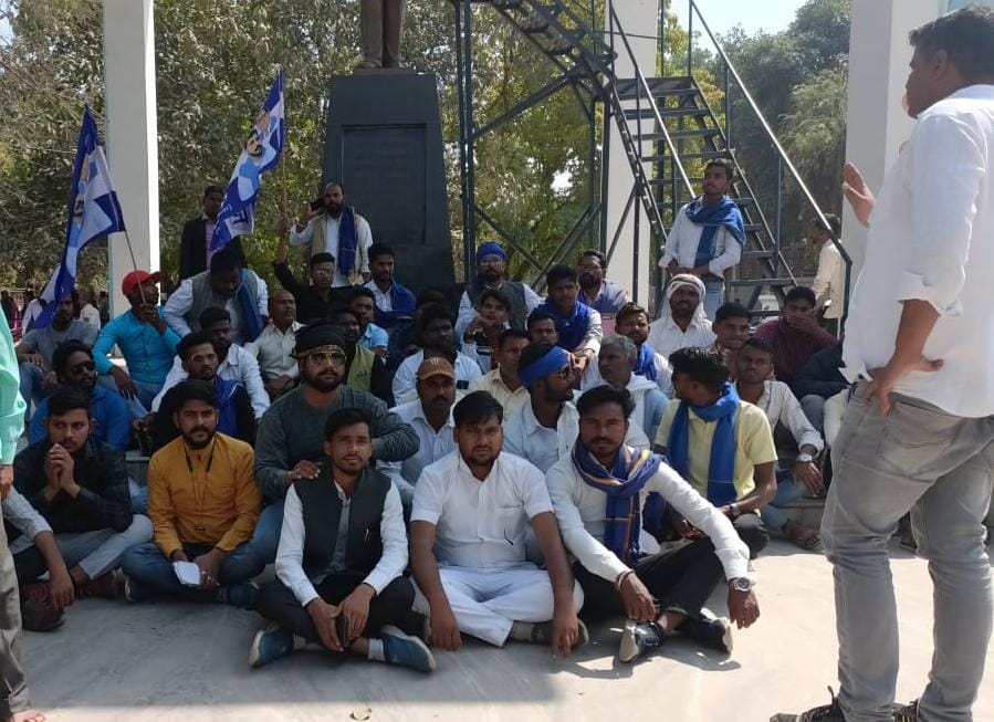 नासिर व जुनैद के लिए इंसाफ की मांग को लेकर जिलामुख्यालय अम्बेडकरनगर मे एक दिवसीय धरना-प्रदर्शन व ज्ञापन का कार्यक्रम आयोजित किया गया गया। 
<a href="/BhimArmyChief/">Chandra Shekhar Aazad</a> 
<a href="/SunilChittodASP/">Sunil Kumar Chittod</a> 
<a href="/DrMAqib/">Dr. Mohammad Aqib</a>