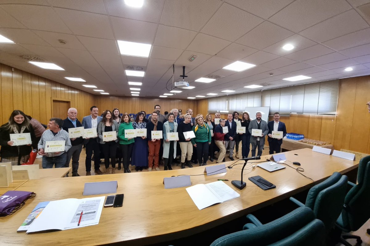 #GranadaRELAS en el VI Encuentro Provincial tuvo lugar la entrega de una placa a todos los municipios adheridos a RELAS..
#SaludPúblicaAndalucía
<a href="/VidaSaludAnd/">Promoción de Vida Saludable en Andalucía</a>
<a href="/saludand/">Consejería de Sanidad, Presidencia y Emergencias</a>
<a href="/JuntaGranada/">Junta Granada</a>
<a href="/SaludAPGranada/">Atención Primaria Granada</a>
<a href="/SaludNordesteGr/">Área Sanitaria Nordeste de Granada</a>
<a href="/saludsurgranada/">Salud Sur Granada</a>
#SaludPúblicaAndalucía