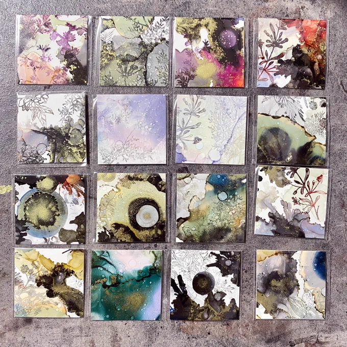 アルコールインクアートの原画を1つ1つ手作業でカットして作ったこちらの『原画ステッカー』、イベントでも通販でも大好評頂き、今回も新作を沢山作りました!(過去画像です)最初は500円で販売しておりましたが原材料や作業工程を考慮して、今後は600円となります。よろしくお願いします。 