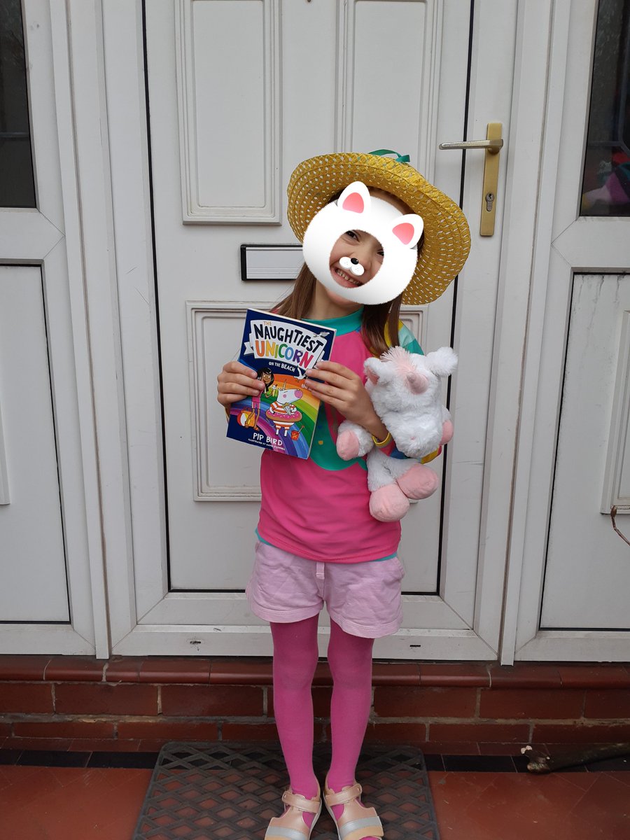 My daughter has gone to school as Mira today (from "the Naughtiest Unicorn on the beach") for #WorldBookDay With Dave of course! <a href="/PipBirdAuthor/">Pip Bird</a> #NaughtiestUnicorn