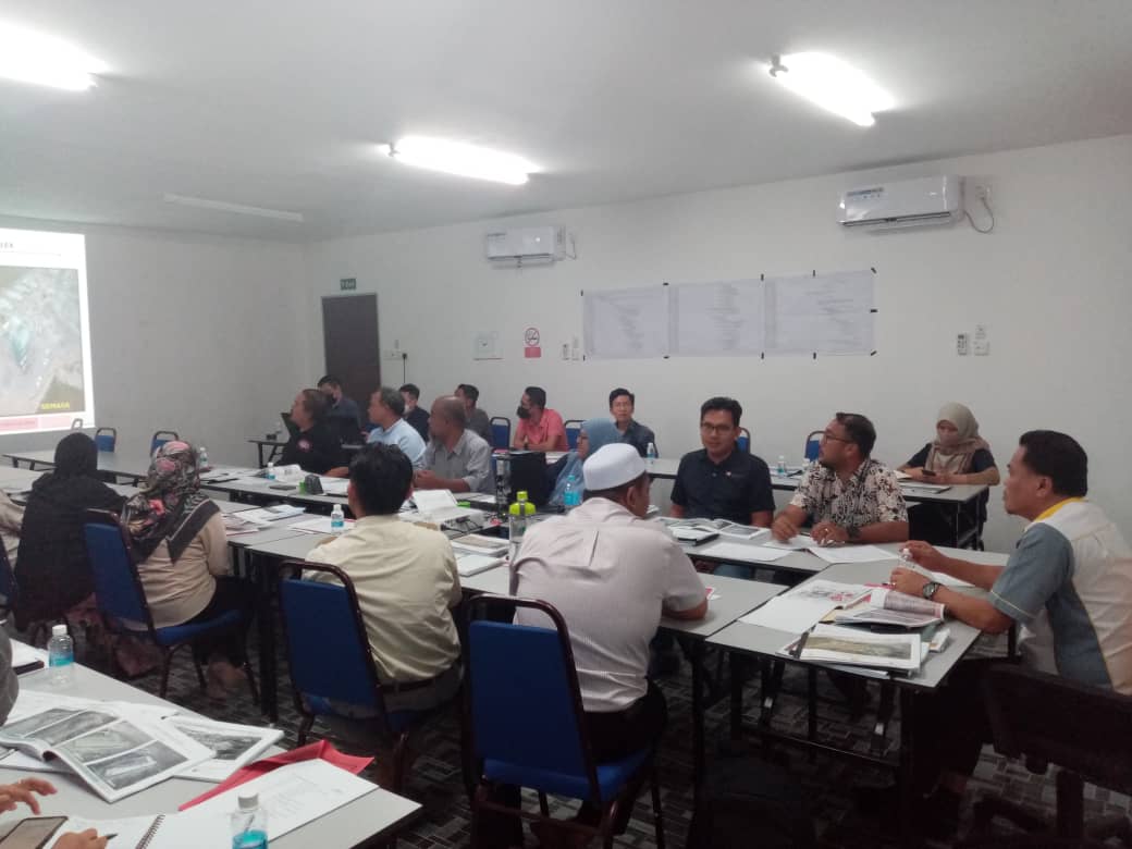 PasukanProjekTrg (@teamprojektrg) on Twitter photo Mesyuarat Tapak No.21 bagi projek Pembinaan Maktab Rendah Sains Mara (MRSM) Dungun, Terengganu. #JKR #PPPT #BerJasaKepadaRakyat <a href="/TeamProjekTrg/">PasukanProjekTrg</a> <a href="/JKRTerengganu/">JKR Terengganu</a> <a href="/IrhjNapi/">Ir.Hj.MohdNapi</a> <a href="/hafiezPPK1_JKR/">Ir. Mohd Hafiz Bin Yahya</a> Mesyuarat Tapak No.21 bagi projek Pembinaan Maktab Rendah Sains Mara (MRSM) Dungun, Terengganu. #JKR #PPPT #BerJasaKepadaRakyat <a href="/TeamProjekTrg/">PasukanProjekTrg</a> <a href="/JKRTerengganu/">JKR Terengganu</a> <a href="/IrhjNapi/">Ir.Hj.MohdNapi</a> <a href="/hafiezPPK1_JKR/">Ir. Mohd Hafiz Bin Yahya</a>