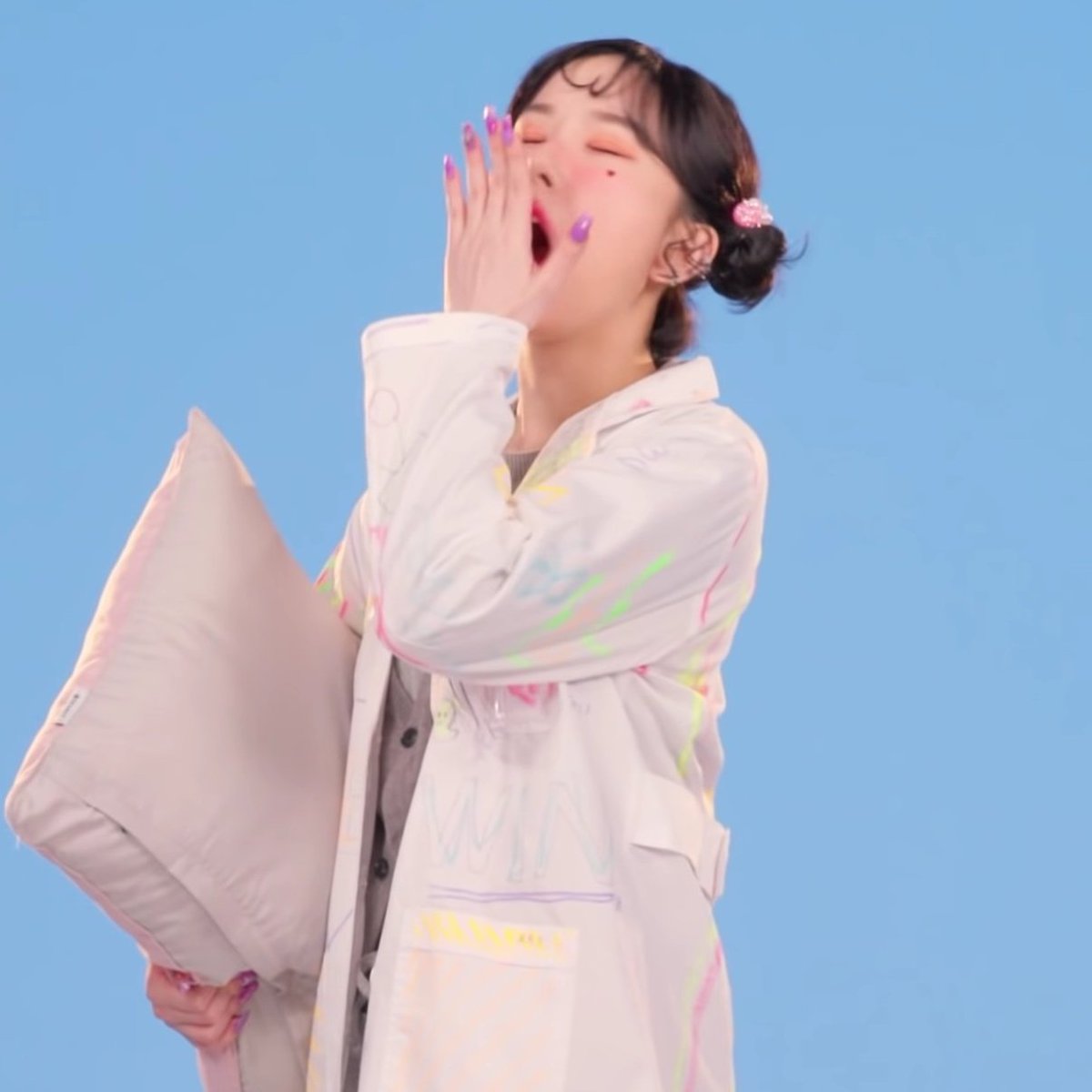 ccheoon's tweet image. 🐱 언니 밖에 날씨 진짜 좋아~!
                                                              🐰 zzz
🐱 불닭볶음면 두고 갈게 
       이거라도 먹어
                                                              🐰 zzz