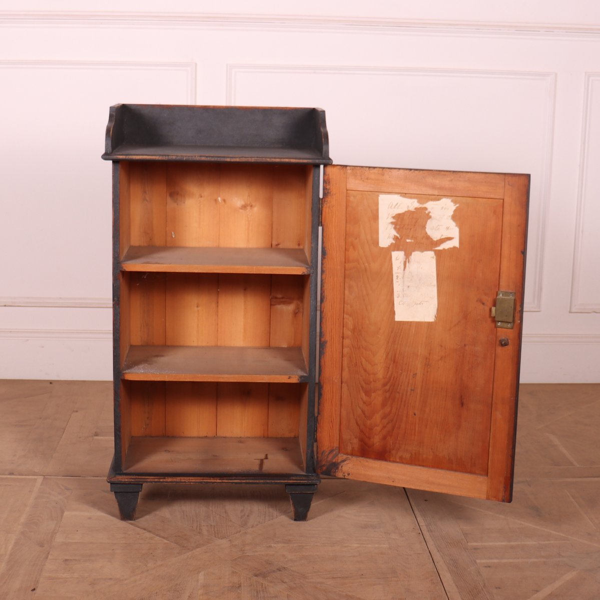 ArcadiaAntiques's tweet image. Small English one door painted pine buffet with reeded detail. 1880.
33.5" to worktop.
Price: £1,250
bit.ly/3Zst19E

#paintedpinebuffet #EnglishBuffet #SmallBuffet