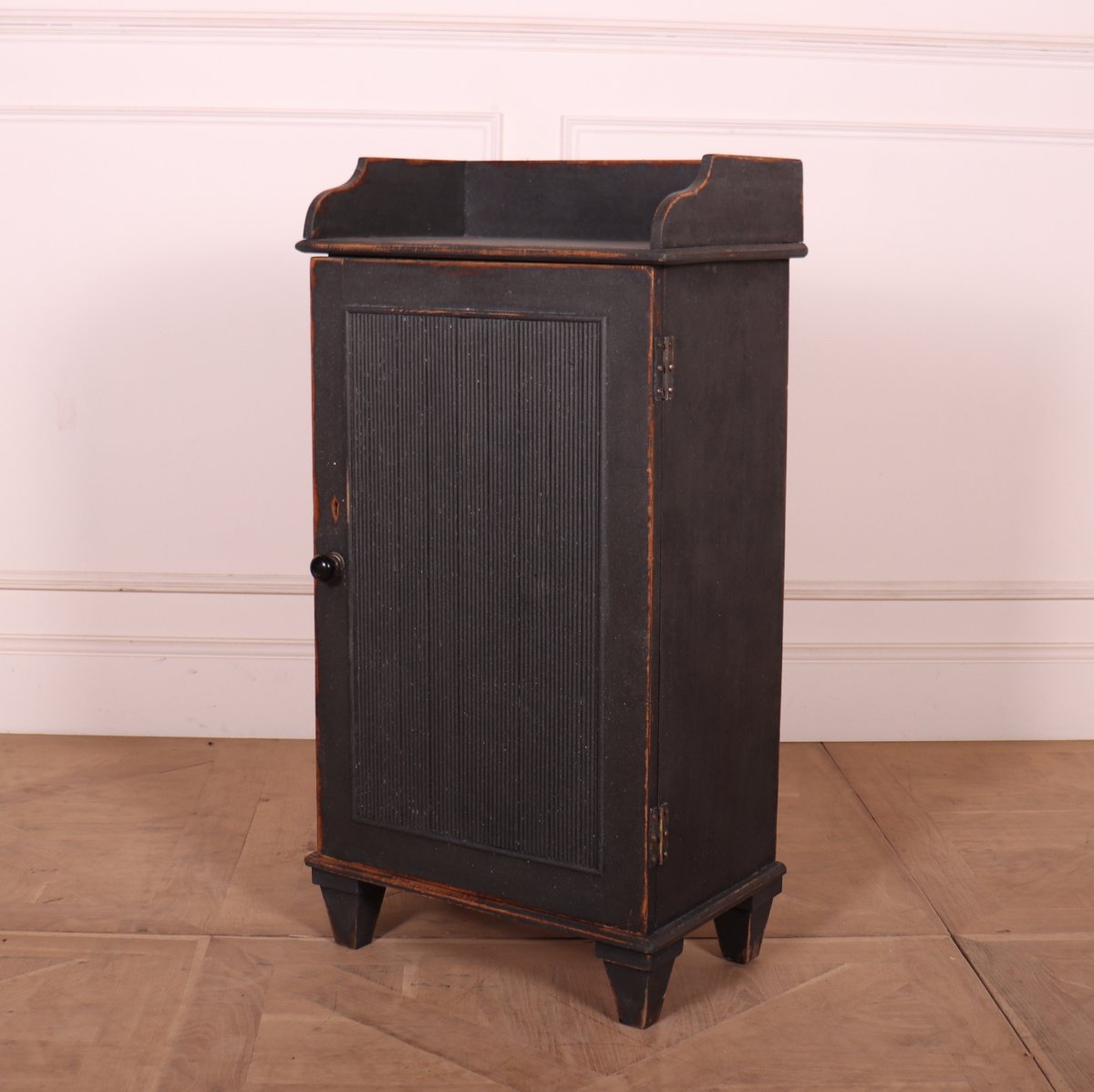 ArcadiaAntiques's tweet image. Small English one door painted pine buffet with reeded detail. 1880.
33.5" to worktop.
Price: £1,250
bit.ly/3Zst19E

#paintedpinebuffet #EnglishBuffet #SmallBuffet