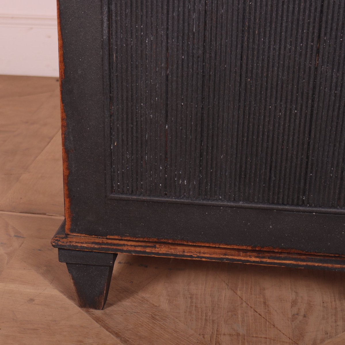 ArcadiaAntiques's tweet image. Small English one door painted pine buffet with reeded detail. 1880.
33.5" to worktop.
Price: £1,250
bit.ly/3Zst19E

#paintedpinebuffet #EnglishBuffet #SmallBuffet