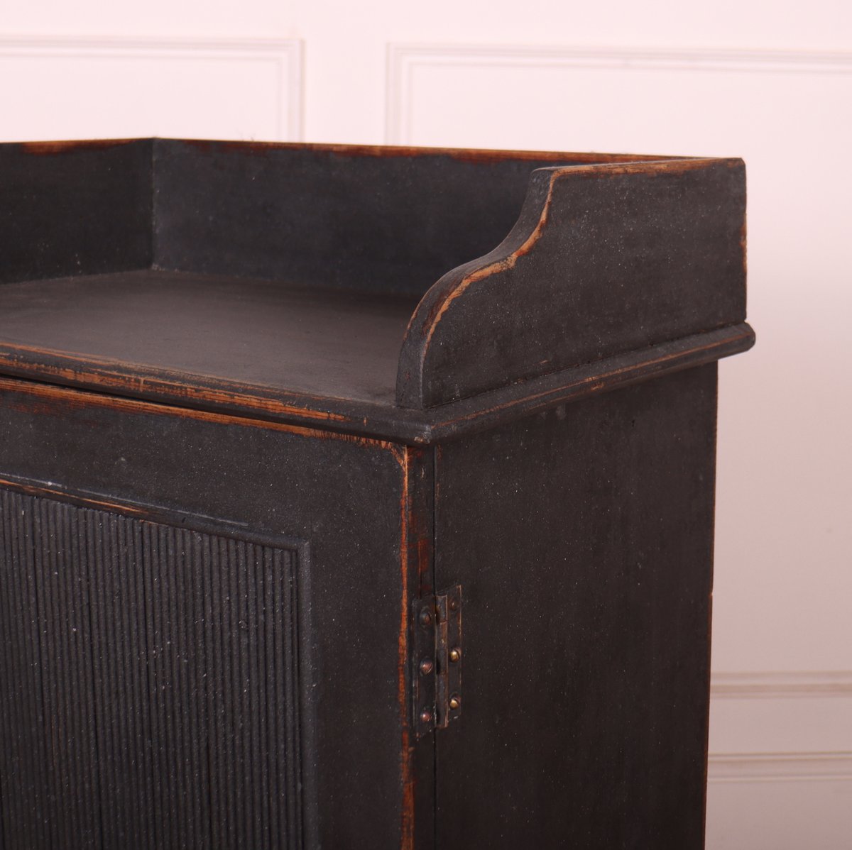 ArcadiaAntiques's tweet image. Small English one door painted pine buffet with reeded detail. 1880.
33.5" to worktop.
Price: £1,250
bit.ly/3Zst19E

#paintedpinebuffet #EnglishBuffet #SmallBuffet