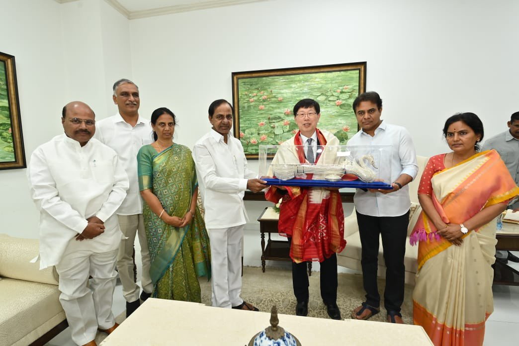 KTRBRS's tweet photo. Super stoked to announce a mega investment by @HonHai_Foxconn in Telangana that will create  employment for a whopping One Lakh youngsters in Telangana 😊

The announcement is made after Chairman of FoxConn Mr Young Liu met Hon’ble CM Sri KCR Garu at Pragathi Bhavan today https://t.co/zzFAnBxcvz