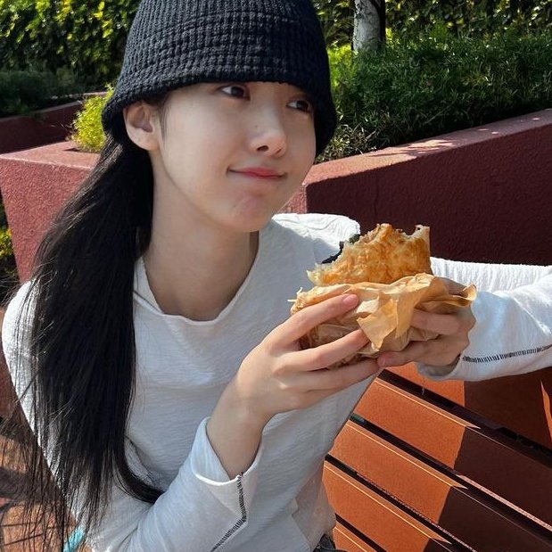 ccheoon's tweet image. 🐱 언니 밖에 날씨 진짜 좋아~!
                                                              🐰 zzz
🐱 불닭볶음면 두고 갈게 
       이거라도 먹어
                                                              🐰 zzz