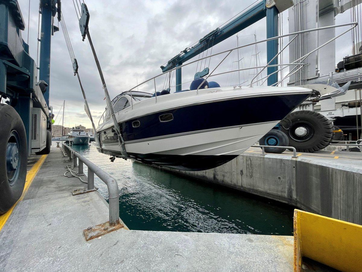 FerranMarine's tweet photo. After a few 𝙧𝙖𝙞𝙣𝙮/𝙨𝙣𝙤𝙬𝙮/𝙬𝙞𝙣𝙙𝙮/𝙘𝙧𝙖𝙯𝙮* days, we finally managed to get this 𝗙𝗮𝗶𝗿𝗹𝗶𝗻𝗲 𝗧𝗮𝗿𝗴𝗮 𝟯𝟴 out the water for its annual maintenance:  antifoul, polish and the drives serviced. ✨
*delete as applicable

#FairlineYachts #Mallorca #yachting https://t.co/vIpQvpc4hZ