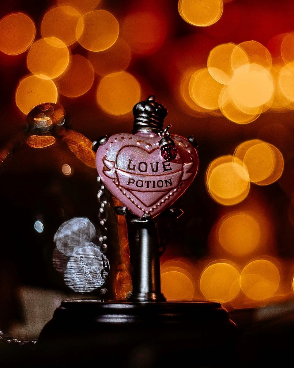 HouseofSpells's tweet photo. Love Potion Pendant And Display❤✨

📸 - @pop.tterhead 
.
.
.
#harrypotter #harrypottercollection #harrypottermerch #harrypotterfan #harrypotterproducts #lovepotion #harrypotteredit #houseofspells #london #londoncity #visitlondon https://t.co/8SIYvzXQDb