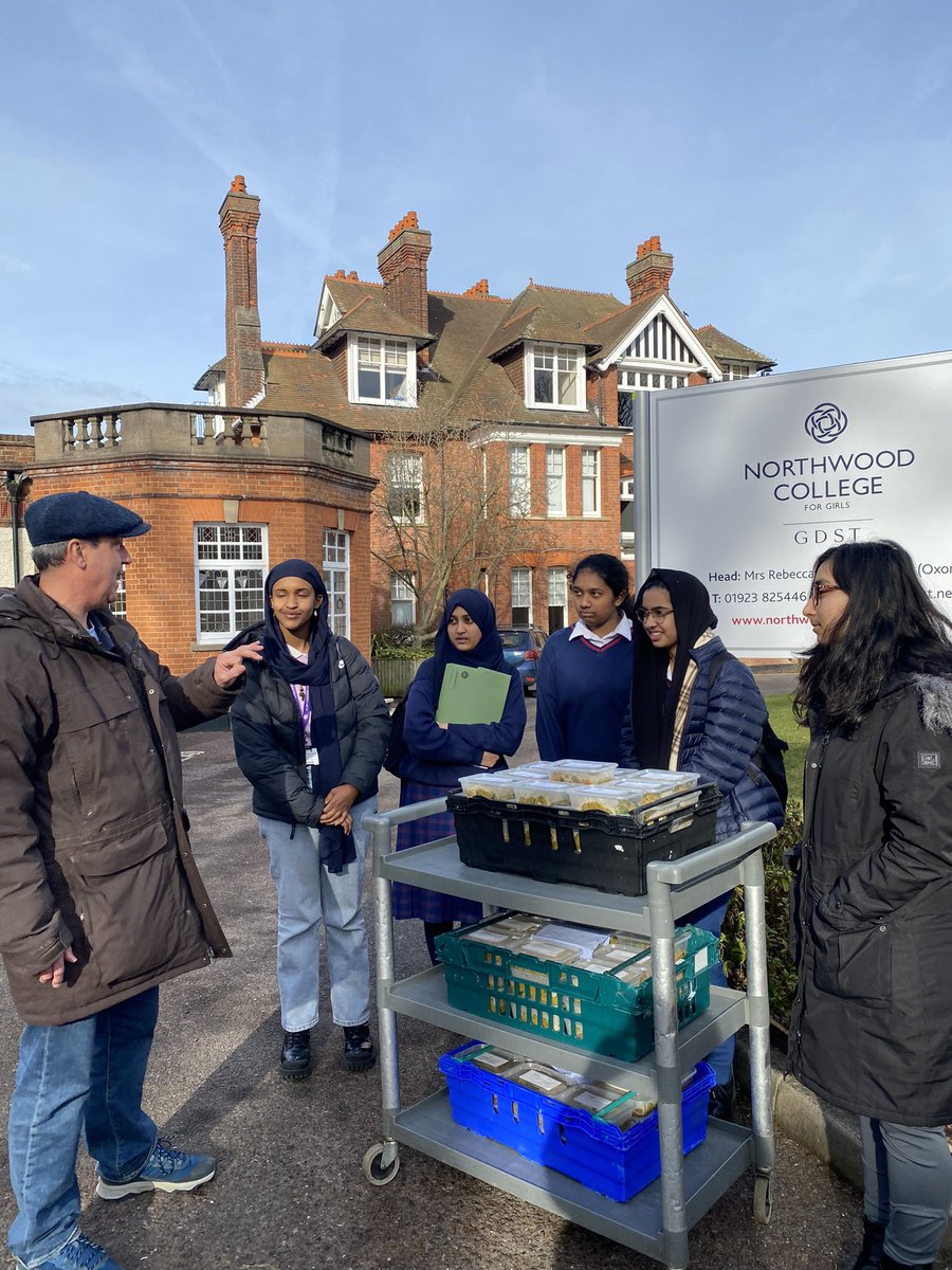 Our girls @NorthwoodGDST & as part of our @Thomas_Franks_ ‘Beyond Education & Being Human Masterclass’ were proud to be handing over their meals to our local community @FeedingComms @ECNChurch after working hard to prepare it for dispatch. #feedingcomms #educational #food #BeKind