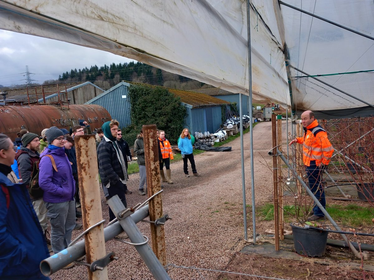 PrysorWilliams's tweet photo. Ymweliad hynod ddiddorol ddoe.
Fascinating trip for @BUEnvironment students to @CobreyFarms. Large-scale production of fruit &amp; veg crops whilst protecting soil &amp; water. Great discussion on food security and environmental challenges of now and the future! https://t.co/hCSreyOoBD