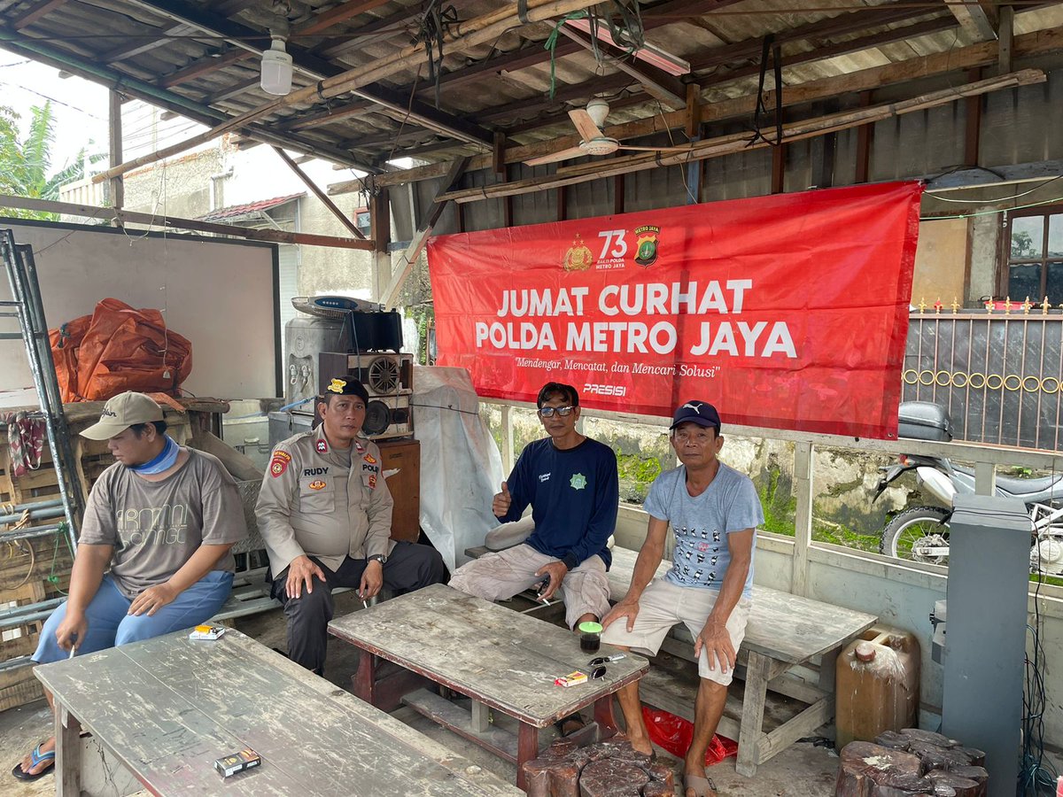 HPondokgede's tweet photo. Aiptu Rudi Darmawan Bhabinkamtibmas Kel. Jatimakmur melaksanakan kunjungan ke RW 01 Kel Jatimakmur.sosialisasi tentang  pelaksanaan polisi RW dan menyerap aspirasi masyarakat tentang Kamtibmas khususnya di lingkungan RW 01Dan mengajakmasyarakat menjaga kondusifitas Kamtibmas. https://t.co/XJSsTTvtp9