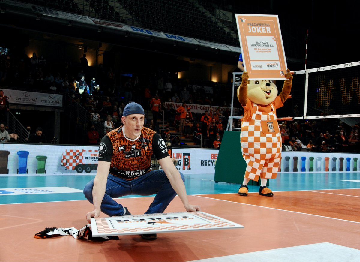 BRVolleys's tweet photo. Wenn Felix "The Legend" Fischer zu den Jokerkarten greift, können eure Nachwuchsprojekte 4-fach profitieren 🏐🎾🏀🤸‍♂️🤸‍♀️🏒

Startet noch bis zum 14. März euer Projekt auf der Berlin Recycling Crowd: https://t.co/Dr5KQSxMtL

#Nachwuchsjoker #ZeichenSetzen #BRCrowd @BerlinRecycling https://t.co/rUeKRlpSap