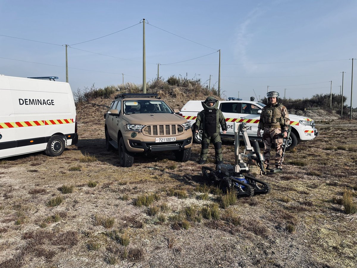 PompierAir's tweet photo. Un panel du matériel utilisé par nos démineurs #NEDEX ! On est d’accord on ne rigole plus là ?! #armeesdelairetdelespace #brigade #pompiersdelair #eod #deminage #armees #secours #matériels #équipements #forcesaeriennes #aviateur https://t.co/pDmKH7dJu2