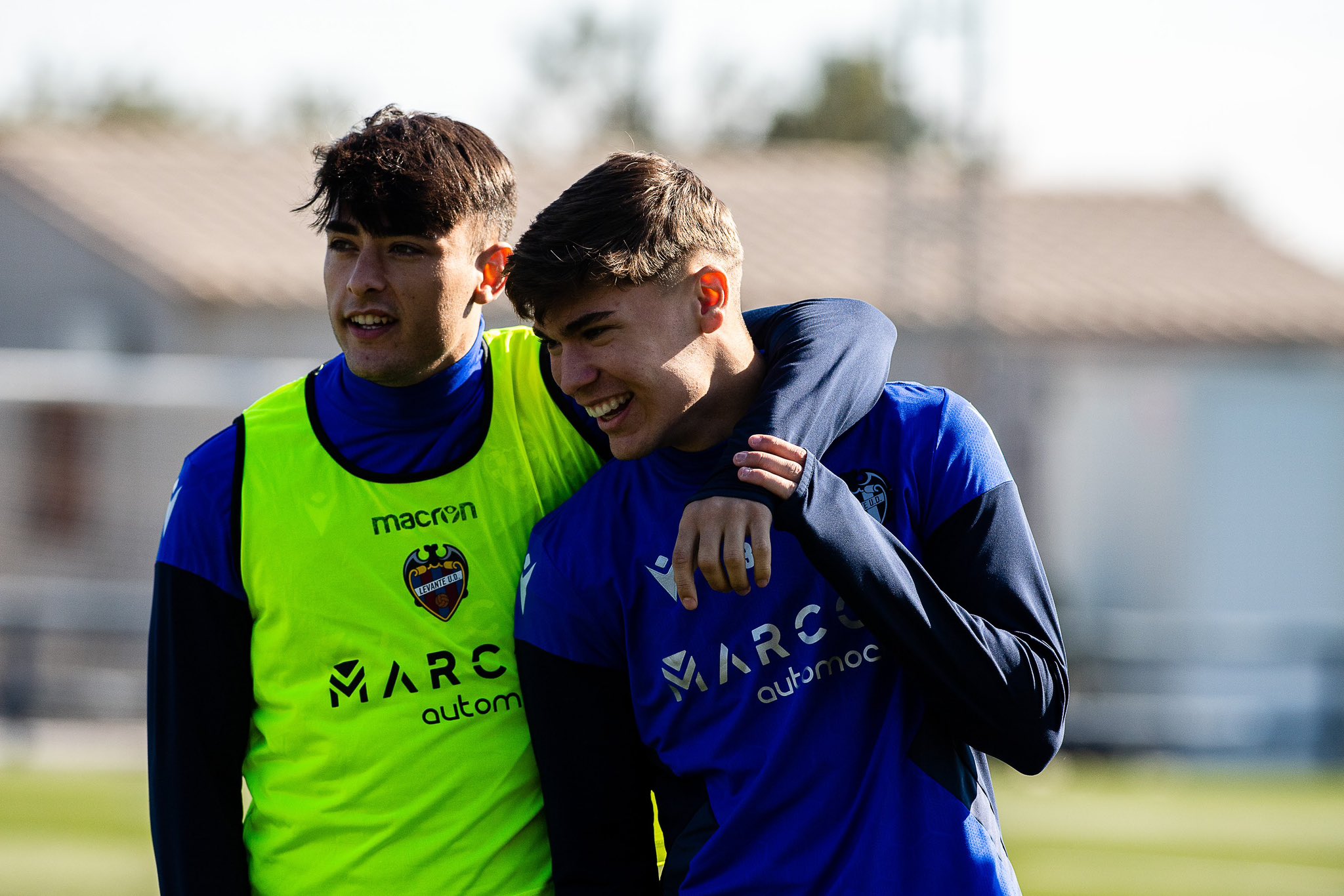 Lío cuero inquilino Cantera Levante UD on Twitter: "🤜 Vaya dúo 🤛 👀 @hugoredonn 😆  @carlosgimennez #OrgullGranota https://t.co/C5C7oMsw8C" / Twitter