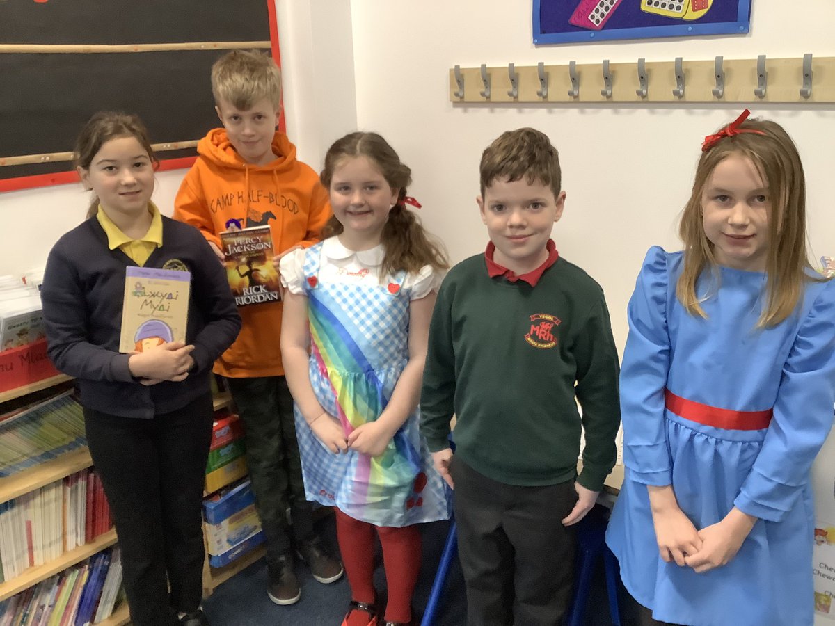Cymeriadau gwahanol iawn wedi cyrraedd y Ganolfan bore ‘ma er mwyn dathlu Diwrnod y Llyfr