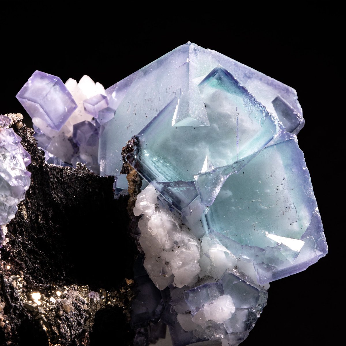 ポーセリンフローライト。 あまり見ないタイプの母岩。 パイライト系。