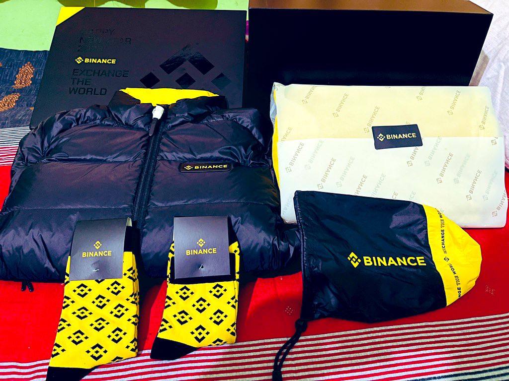 BinanceDesi's tweet photo. Want a chance to win cool Binance Merch like this?

Just do the following to participate:
🔸Follow us here 
🔸Drop a comment with #GMBinanceDesi and tag 3 friends
🔸That's it! 

3 most liked comments will win this amazing Swag Box 🤝 https://t.co/XanaAeC9vm