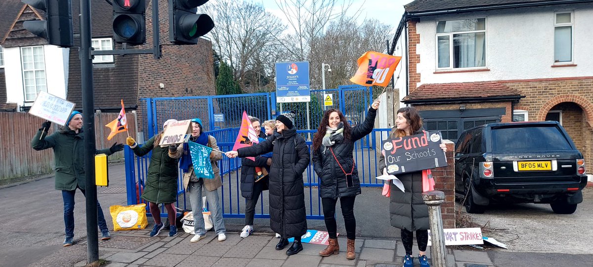 Lambeth’s @NEUnion pickets holding strong 🪧 🚩
Here photos from Elmgreen, Wyvil, Kingswood and Julian’s schools 📚 Solidarity to all those out on strike across the borough and beyond ✊
See you on the 15th ❤️
#VictorytotheNEU #schoolstrikes