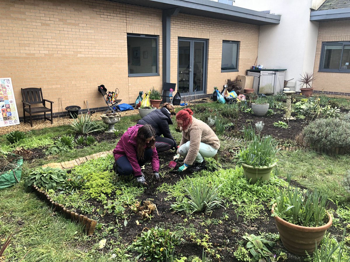 Great day volunteering at the Cavell Centre in the therapy garden 🪴 . Thanks for having us <a href="/NHSOTRob/">Rob Ellis</a>