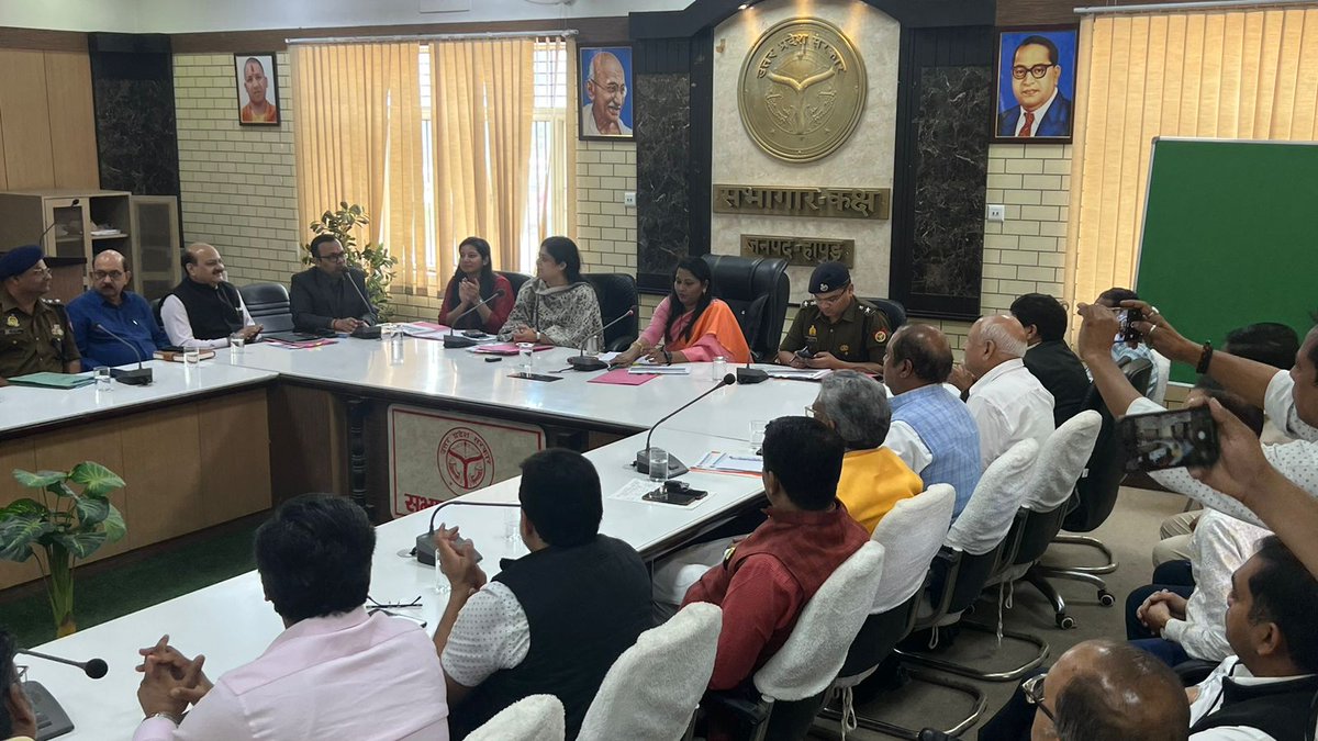 CommissionerMe3's tweet photo. आज कलेक्ट्रेट सभागार हापुड में जिलाधिकारी, जीएम डीआईसी, उद्योगपतियो व अन्य संबंधित अधिकारियो के साथ जनपद में प्राप्त निवेश प्रस्तावो के संबंध में समीक्षा बैठक आहूत की गयी। 
@CMOfficeUP @UPGovt @ChiefSecyUP @upmsme https://t.co/D96uKGKy0b