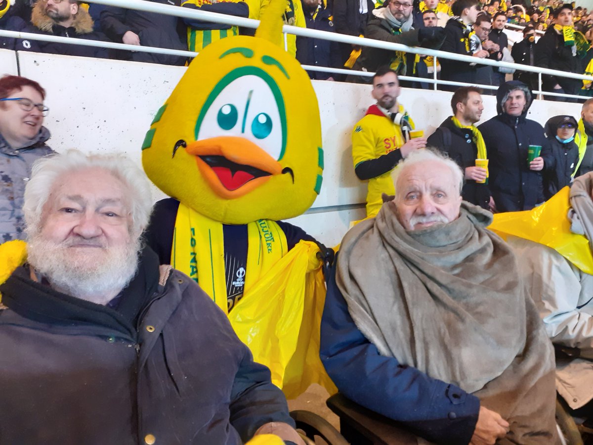 Le 23 février dernier, le <a href="/FCNantes/">FC Nantes</a>  s'inclinait devant la Juventus ⚽️. 

Et pourtant, Jean, Gaëtan, Albert et Jean-Marc, résidents à la maison Pirmil accompagnés de Gaëlane, Céline et Gilles étaient à fond derrière nos canaris 💛💚.