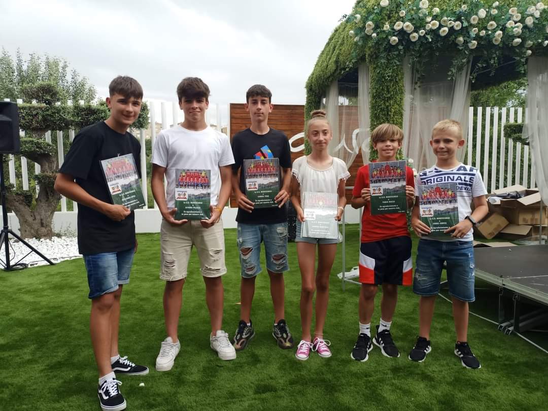 UDMontecarlo's tweet photo. Canterano de nuestro club, que estuvo con nosotros en alevines y en Infantil de primer año, firma por el Real Madrid la temporada que viene. 

MUCHA SUERTE GUILLE!! https://t.co/5bLCGVpKwD