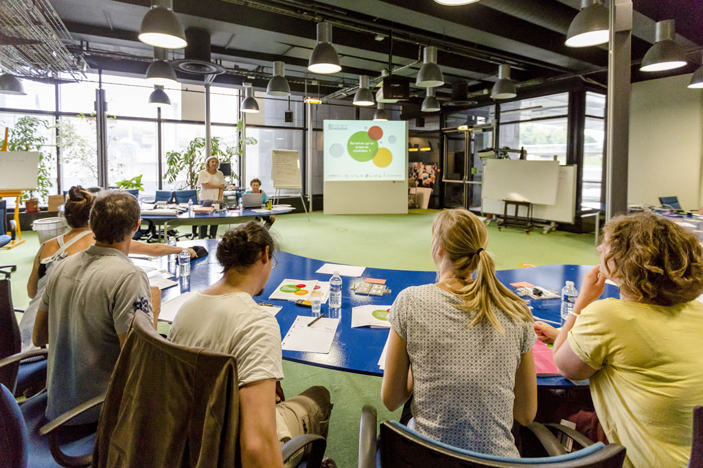 EstimMediation's tweet image. #SLFF 2023 @MinistereCC 
&quot;Dis-moi dix mots&quot;, focus sur le mot #synchrone.

A l’#EdM nous proposons des formations synchrones, c’est-à-dire qui se passent en même temps. Avec l&apos;apprentissage synchrone, les participant·es bénéficient de feedback immédiat 👉 bit.ly/3ZqOFep