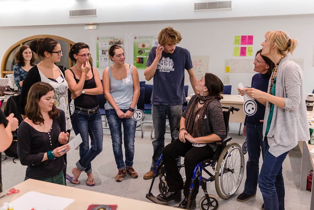 EstimMediation's tweet image. #SLFF 2023 @MinistereCC 
&quot;Dis-moi dix mots&quot;, focus sur le mot #synchrone.

A l’#EdM nous proposons des formations synchrones, c’est-à-dire qui se passent en même temps. Avec l&apos;apprentissage synchrone, les participant·es bénéficient de feedback immédiat 👉 bit.ly/3ZqOFep