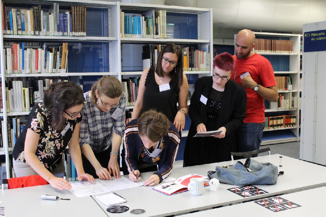 EstimMediation's tweet image. #SLFF 2023 @MinistereCC 
&quot;Dis-moi dix mots&quot;, focus sur le mot #synchrone.

A l’#EdM nous proposons des formations synchrones, c’est-à-dire qui se passent en même temps. Avec l&apos;apprentissage synchrone, les participant·es bénéficient de feedback immédiat 👉 bit.ly/3ZqOFep