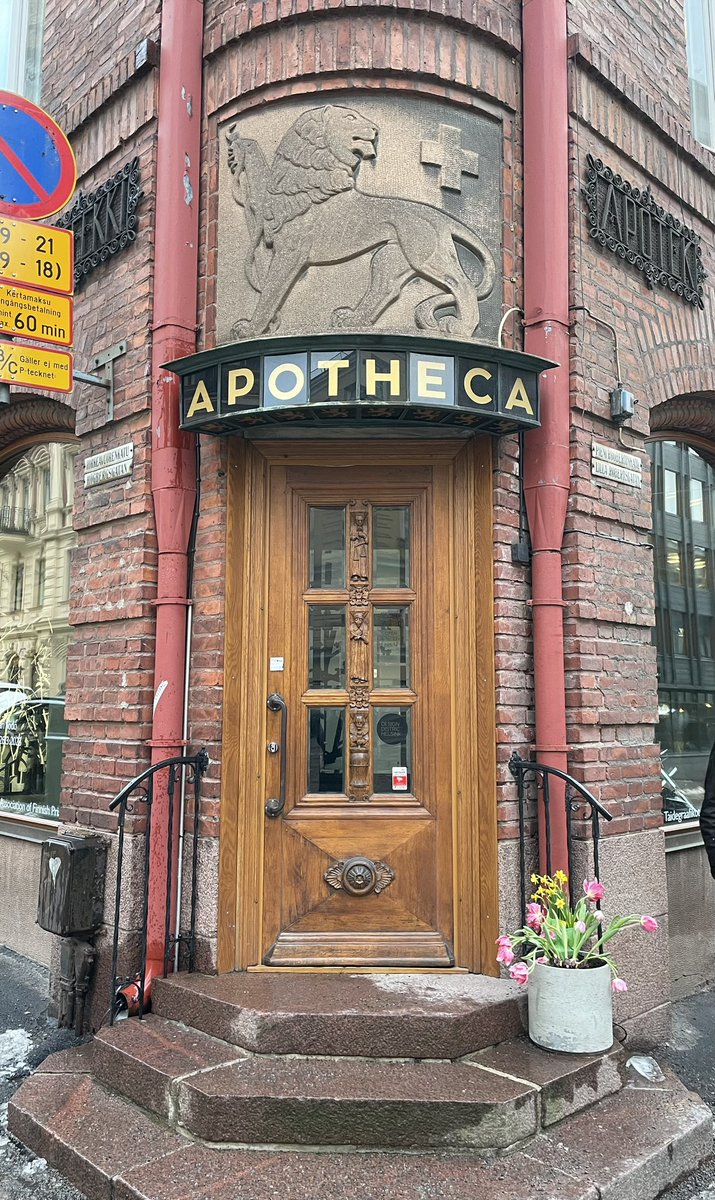 lasersilma's tweet photo. I ran into this beaut on my way to look at yarn and stuff for my future crochet blanket project. I love those wood carvings on the door. The yarn was very nice, too. Now I have to do some math and figure out how much of each color I need. ☺️🧶 #doorwaysofhelsinki https://t.co/GhfR3htvYp