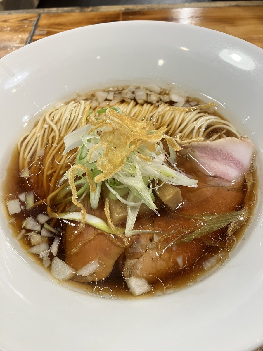 先日の編集部員のランチは梅ヶ丘のあの名店。「玉葱中華そば」は美しい中細麺にあっさり醤油のスープが旨い！気づいたらほとんど飲み干してました。(BJ)