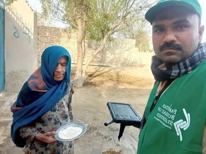 kissan_pakistan's tweet photo. آٹا مہنگا ہونے کے باوجود بھی مردم شماری کی ٹیم کو بھکاری سمجھ کر اماں جی آٹا لے آئی 😎 https://t.co/rhaZ7YbZrZ