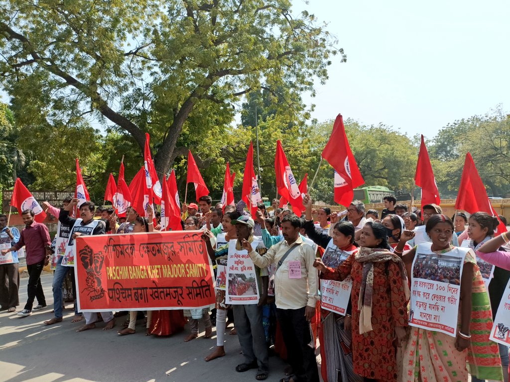 VoiceOfLocalGov's tweet photo. Today, we participated in  @NREGA_Sangharsh morcha protest in New Delhi and expressed our solidarity ✊ also, we have shared our report of MGNREGS research study conducted in Tamil Nadu. 
#MGNREGA
#GuaranteeRightToWork
#ScrapAppAttendanceSystem 
Video credits @elaiya_ar 💐 https://t.co/pIyzPYXhuu