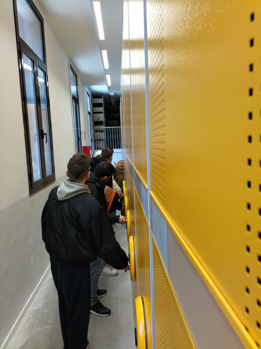 InsGabriela's tweet photo. Ahir l'alumnat de 2n de l'IFE va conèixer l'Arxiu Municipal de l'@ajuntamentsvh, dins el mòdul 4 - ús d'establiment i serveis.
Moltes gràcies, Roser, per totes les explicacions!
#somgabriela #IFE #arxiu #modul4 https://t.co/vSigpKaSuX