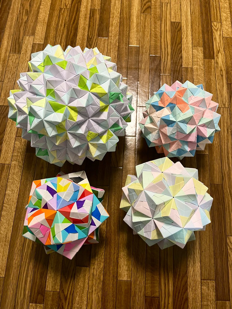 Tossii_Origami's tweet photo. 我が家の大きい子たち
270、120、60(1パーツ2枚)、90枚
#ユニット折り紙 https://t.co/UQysjn40yO