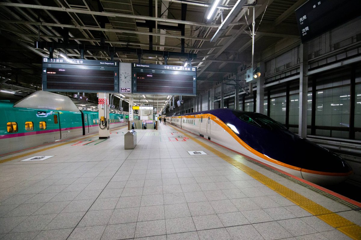 namida2289's tweet photo. 山形新幹線の新型
E8系G1編成

夜の仙台駅に現れました！

多くの方とこれから相棒になるだろうE５系に見守られながら仙台駅を出発していきました！

2023.2.27 https://t.co/hxLyT16Nfj