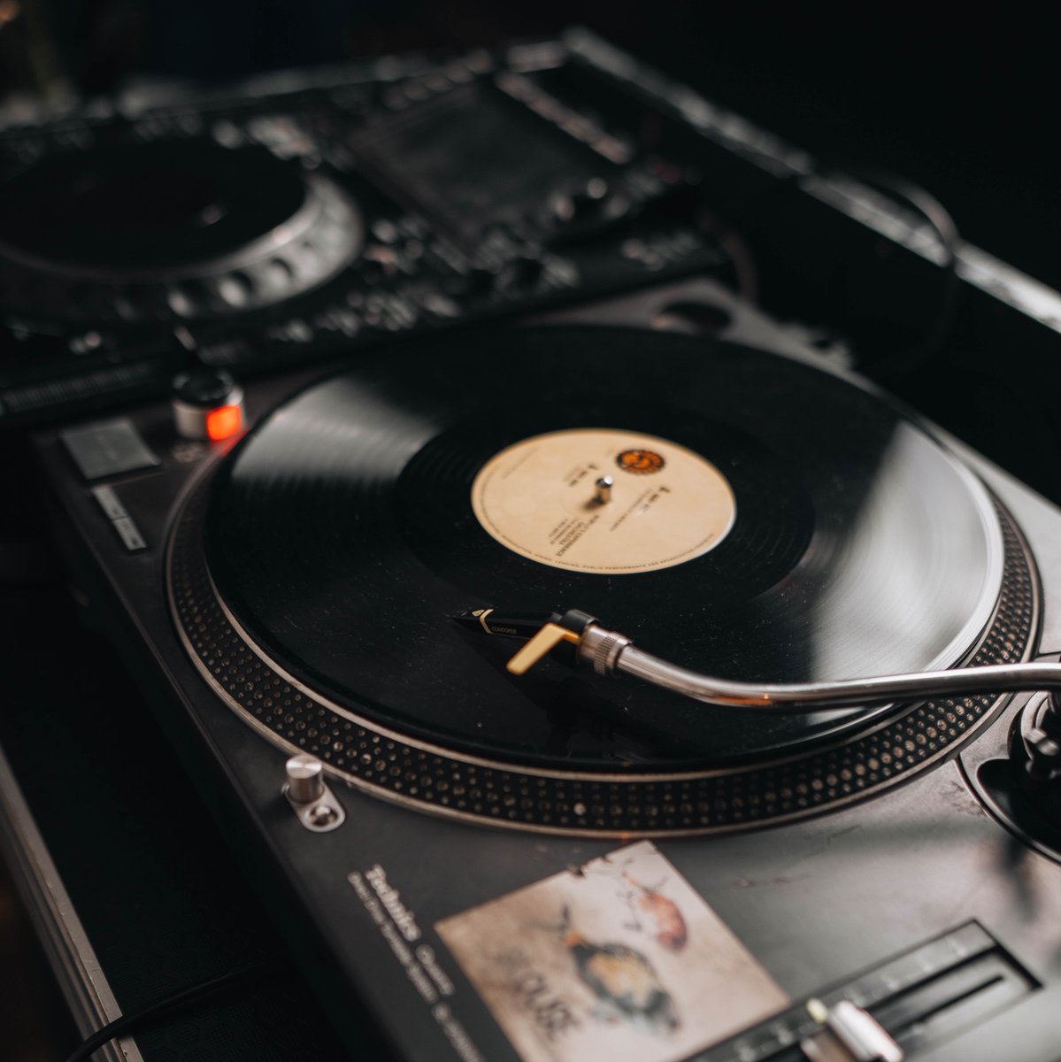 JohannesburgIYP's tweet photo. Head to @keyesartmile for a First Thursday, courtesy of American Express - https://t.co/OIREam6yVm

#keyesartmile #amex #bkhz #mixbar #meshclub #rosebank #exhibitions #cocktails #vinyl https://t.co/3FbVby6ydH