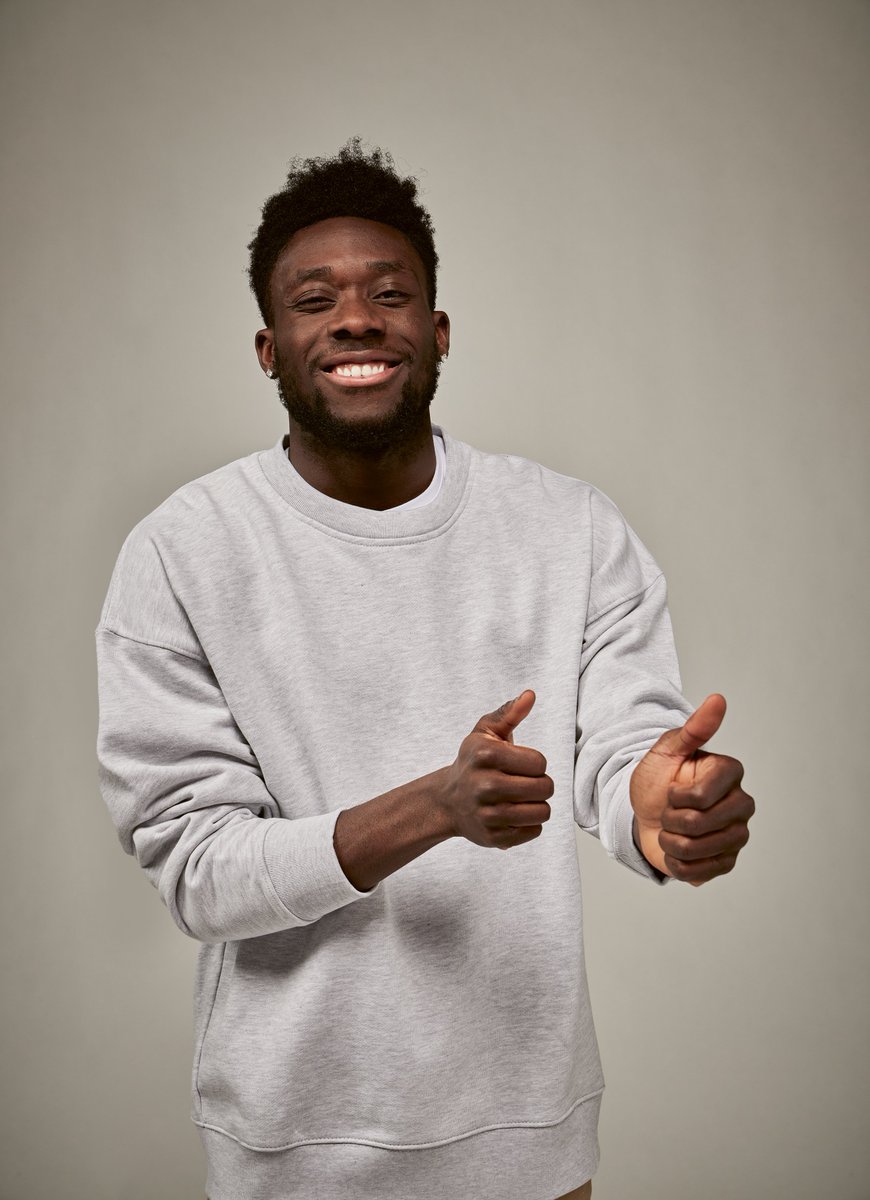 FCBayern's tweet photo. Gemeinsam den FC Bayern erleben! 🔴

@AlphonsoDavies #Säbener51 https://t.co/CoKvAO3cNy